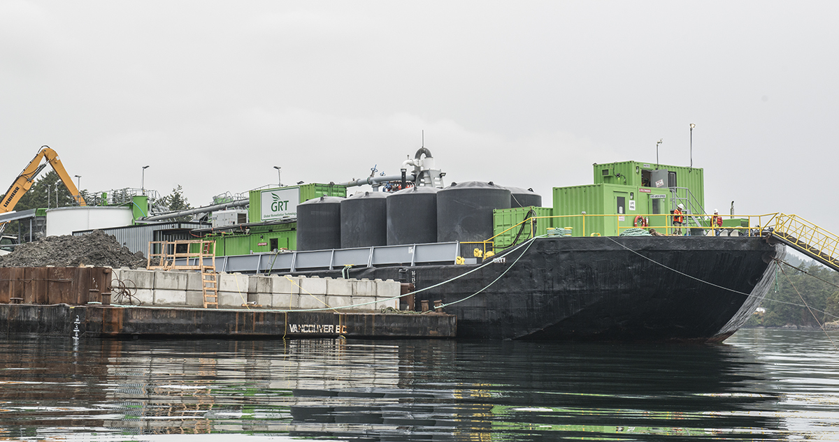 Les déblais de dragage sont traités par l’installation de traitement sur barge, ce qui comprend l’élimination des UXO, le nettoyage et le tri des matériaux, et le retour des eaux traitées à l’océan.