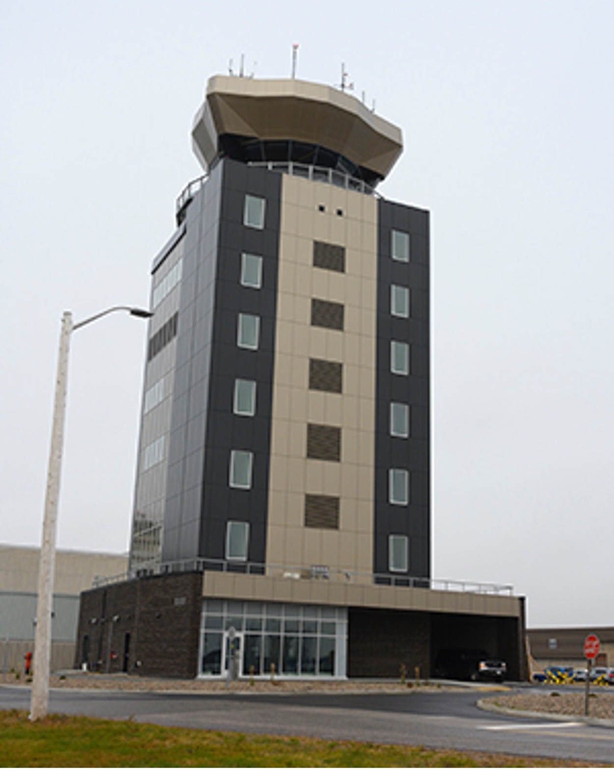 La nouvelle tour de contrôle de la circulation aérienne de neuf étages, à la 14e=